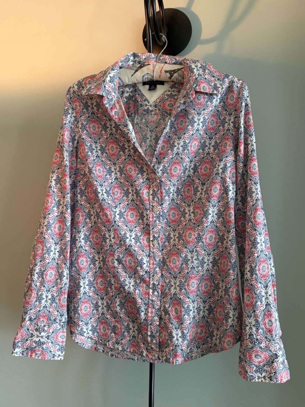 TOMMY HILFIGER
BUTTON UP SHIRT